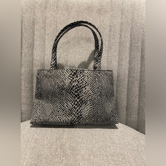 🔴3/$10🔴Guess mini snake skin print hand bag 7" wide and 5" in height - Picture 2 of 4